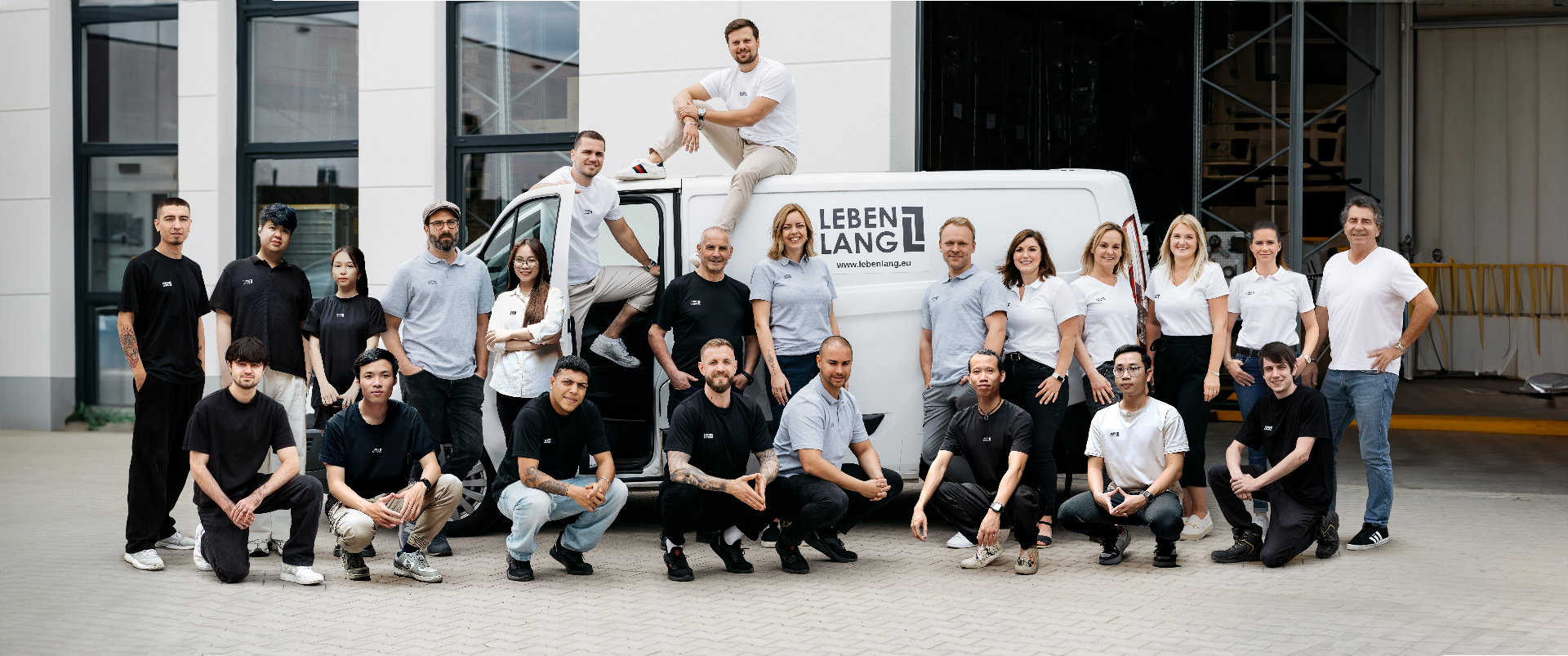 Das gesamte LEBENLANG Team vor dem Firmen-Van